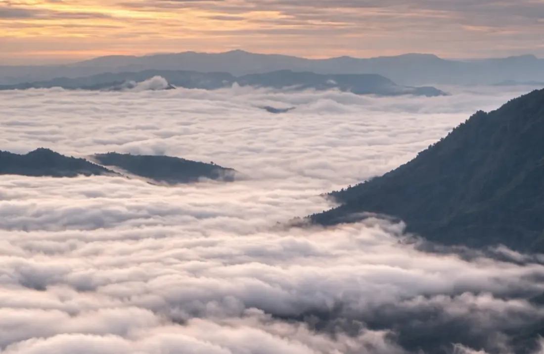 A sea of cloud below the ridge at Kapamodzü